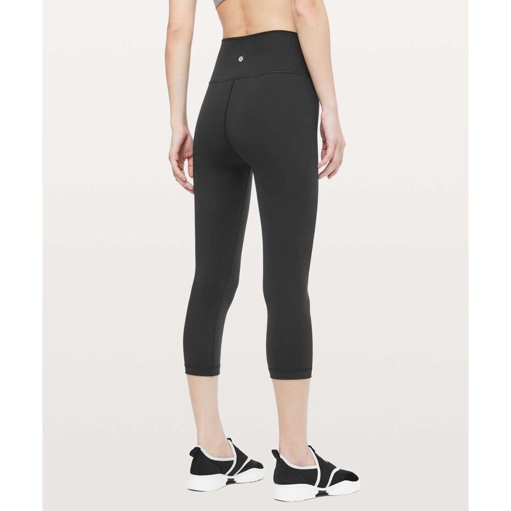 Size 4 Lululemon Wunder Under Crop (Hi-Rise) *Full-On Luxtreme 21" Black